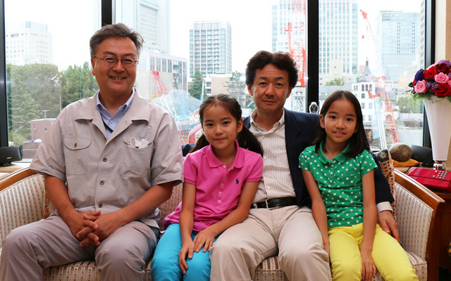 日本歯学センターにてインタビューに応える井上剛さん親子と日本歯学センター 歯科医師 田北ユキヒロ氏（左）
