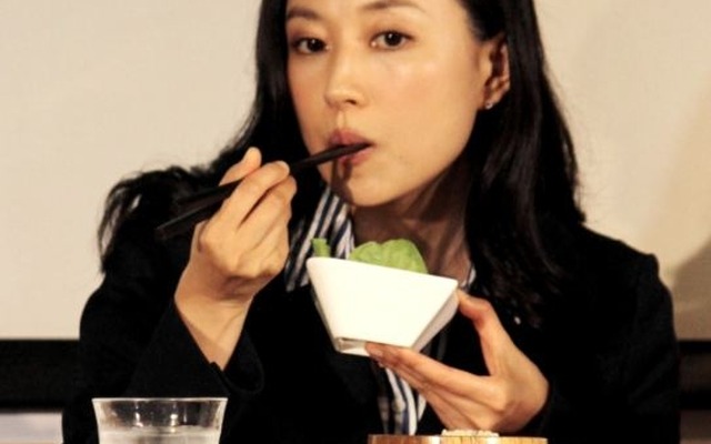 “育脳レシピ”を試食している菊川怜