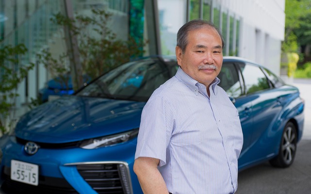 自動車評論家・松下宏氏と、自身で購入したトヨタMIRAI