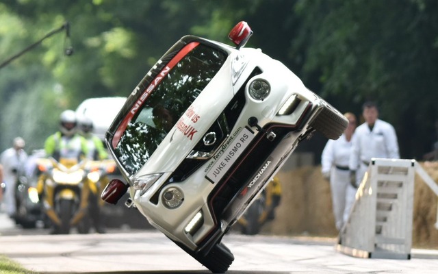 日産 ジューク NISMO RS が片輪走行の新記録を樹立（グッドウッド15）