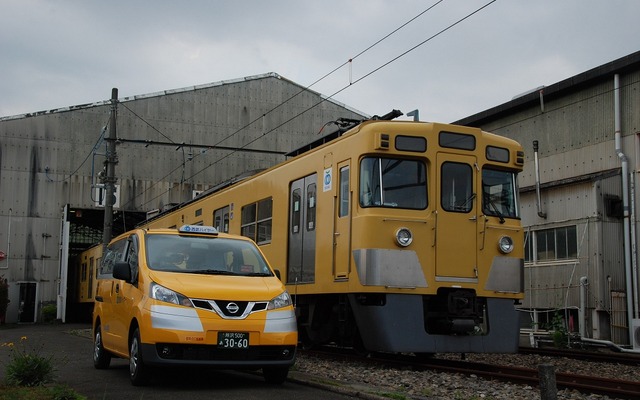 西武ハイヤーは西武鉄道の黄色い電車（右）に似せた「幸運の黄色いタクシー」（左）を7月から運行する。