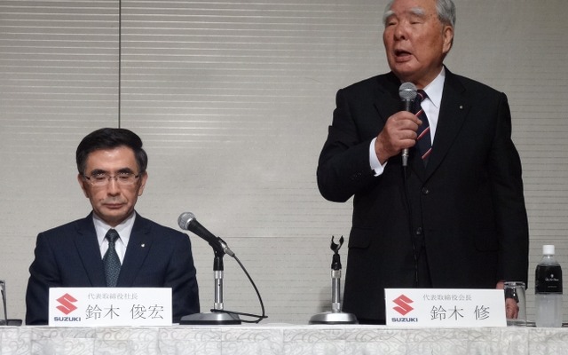 スズキ鈴木俊宏社長（左）と鈴木修会長（右）