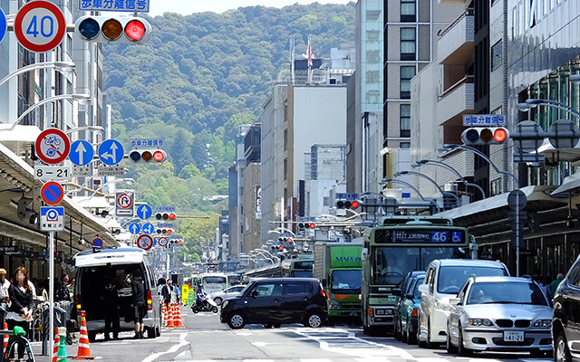 京都・四条通の四条烏丸交差点と河原町交差点の間。信号の色と種別に注目