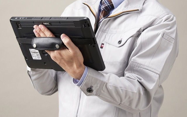 業務向け10.1型Windowsタブレット「ShieldPRO G11A」。「ハンドベルト」はオプションで用意される