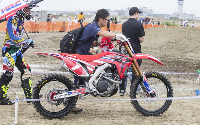 CRF450R、先行型の車両