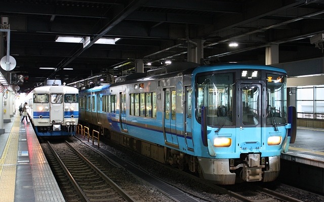 IRいしかわ鉄道（右）とJR七尾線（左）の普通列車が発車を待つ金沢駅。「能登ふるさと博フリーきっぷ」は金沢～穴水間の鉄道路線を利用できる。