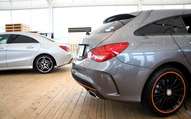メルセデスベンツ CLA250シューティングブレークオレンジアートエディション（手前）とメルセデスベンツ CLA（奥）