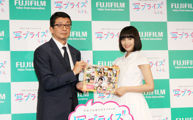 宣伝部長松本考司氏とプロモーションキャラクターの広瀬すず