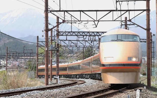 金色に塗られた100系「日光詣スペーシア」。7月18日からは2編成目も登場し、JR線直通列車で運用される。