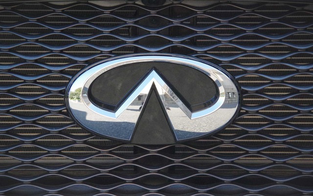 日産 フーガハイブリッド の「インフィニティ」エンブレム