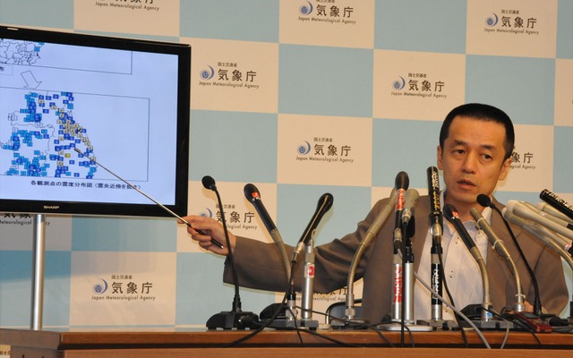 早朝に会見する長谷川洋平地震津波監視課長（10日・気象庁）