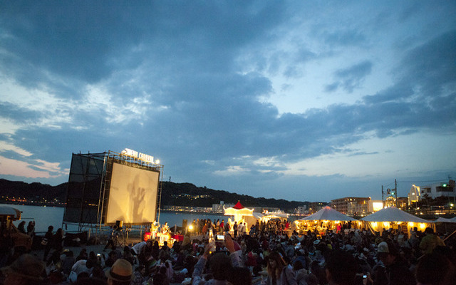 白川郷の世界遺産登録20周年を記念して映画祭「CINEMA CARAVAN in 白川郷」を開催