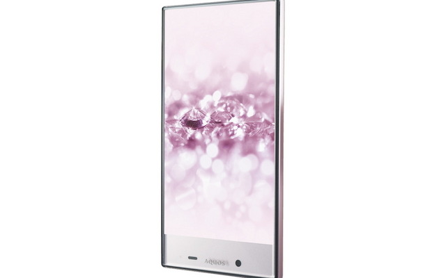 ベゼル幅をほとんどなくしたフレームレス構造で防水にも対応した「AQUOS CRYSTAL 2」