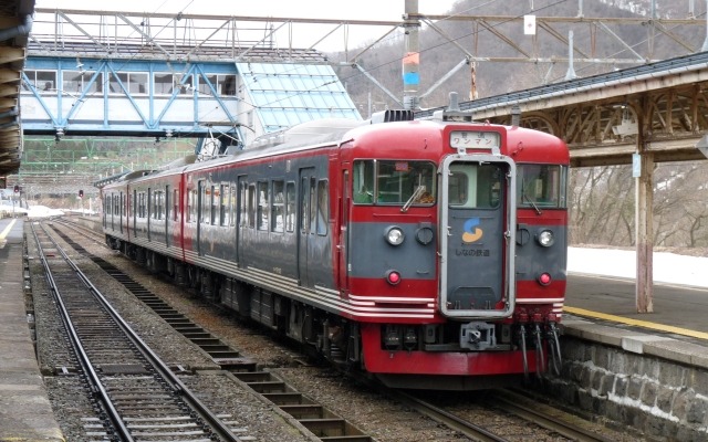 「長野～日本海ひすいラインフリーきっぷ」は長野～妙高高原～直江津～市振間の普通列車が2日間に限り自由に乗り降りできる。写真は北しなの線の列車。