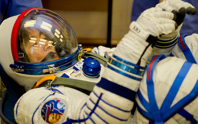 ソコル宇宙服のリークチェックを行う油井宇宙飛行士