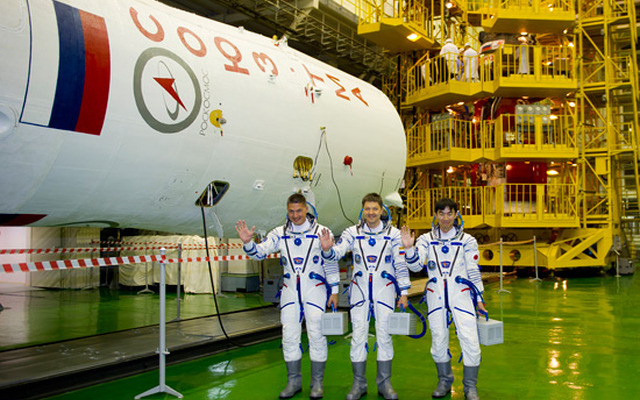 ソユーズ宇宙船の確認を終えた油井宇宙飛行士ら