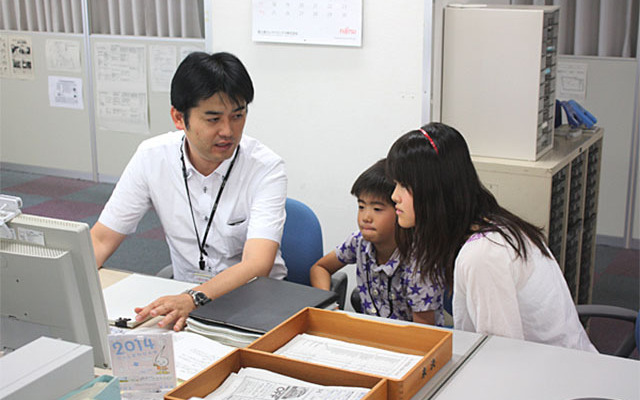 子ども参観日、親の職場を訪問している様子