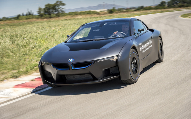 BMW i8 の燃料電池プロトタイプ車