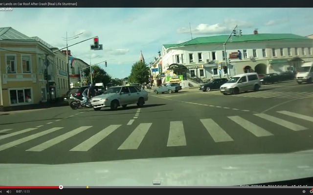 ロシアで起きた車とバイクの衝突事故