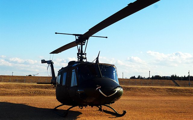 富士重工業製の多用途用UH-1J（習志野駐屯地・陸上自衛隊第1空挺団「降下訓練始め」、千葉県船橋市、1月11日）