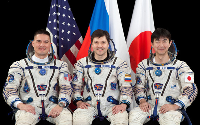 43Sクルーの（左から）チェル・リングリン宇宙飛行士、オレッグ・コノネンコ宇宙飛行士、油井宇宙飛行士