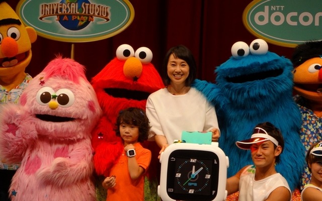 USJで行われた「ドコッチ」キャンペーンイベントにセサミストリートのキャラクターと東尾理子、子役の花田海里が登場