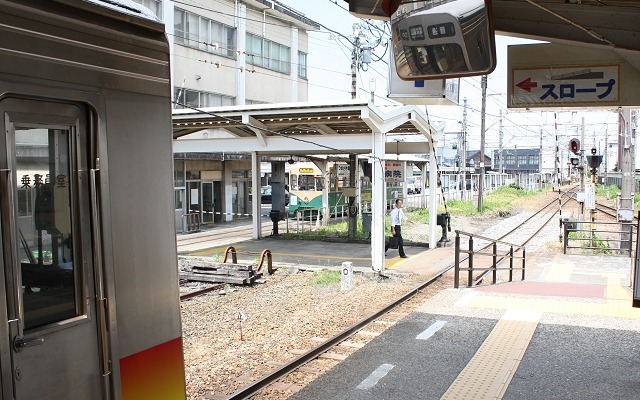 現在の南富山駅構内。上滝線ホーム（右）から構内踏切を渡って駅舎（左）の方に向かうと、路面電車の富山軌道線に乗り換えることができる。構想では富山軌道線の電車をそのまま上滝線に乗り入れさせて直通運行を行う。