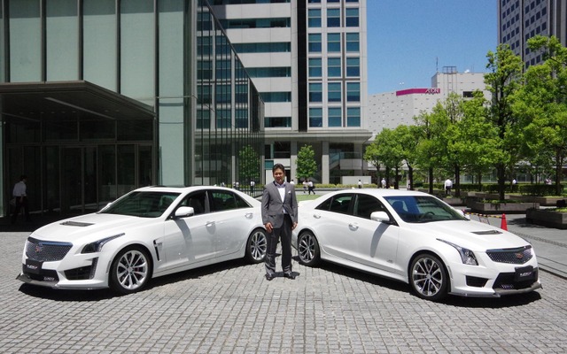 GMジャパン石井澄人社長とキャデラックCTS-V（左）＆ATS-V（右）