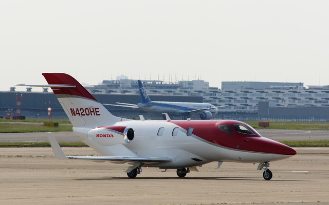 羽田空港に到着したホンダジェット。