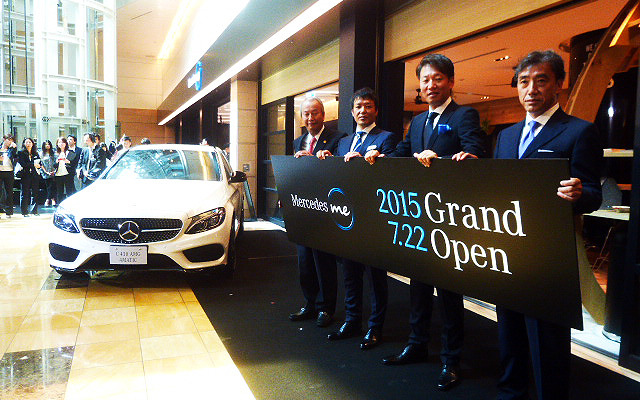 オープン前日の7月21日に公開された「Mercedes me Tokyo HANEDA」。左から日本空港ビルディング代表取締役副社長・横田信秋氏、シュテルン品川代表取締役社長・須田利夫氏、メルセデス・ベンツ日本 代表取締役社長・上野金太郎氏、リヴァンプ代表取締役社長・澤田貴司氏
