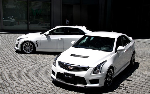 キャデラックCTS-V（奥）、ATS-V（手前）