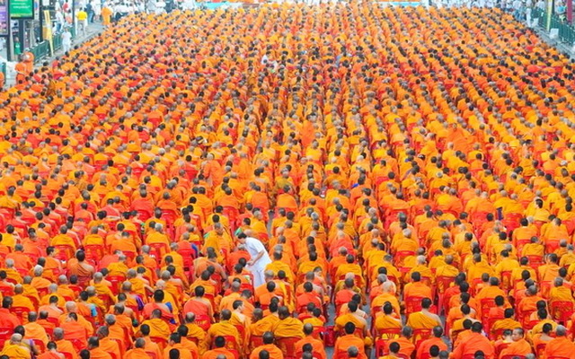 バンコク都心で大規模托鉢イベント、僧侶ら１万人超