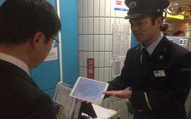 iPadを使った案内の例。8月1日から東京メトロが管理する全ての駅に導入される。