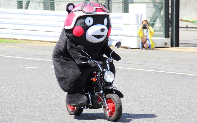 鈴鹿8耐の応援に登場したくまモン