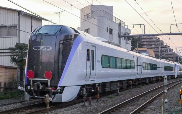 JR東日本の中央線用新型特急電車E353系の量産試作車が完成し、7月25日に出場した。電気機関車にけん引されて南武線を走るE353系
