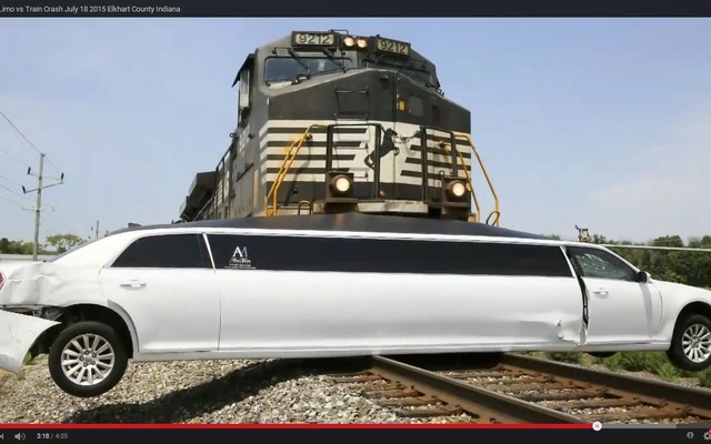 米国インディアナ州で起きたリムジンと列車の衝突事故