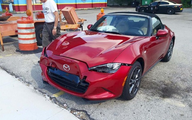 新型マツダロードスターが米国で早くも事故