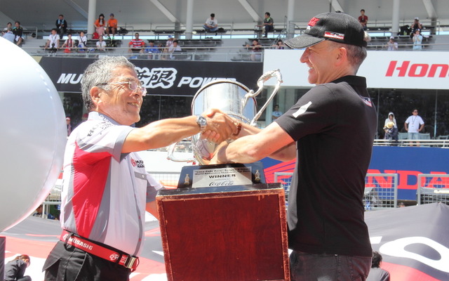 前年優勝チームのMuSASHi RT HARC PROが優勝トロフィーを返還