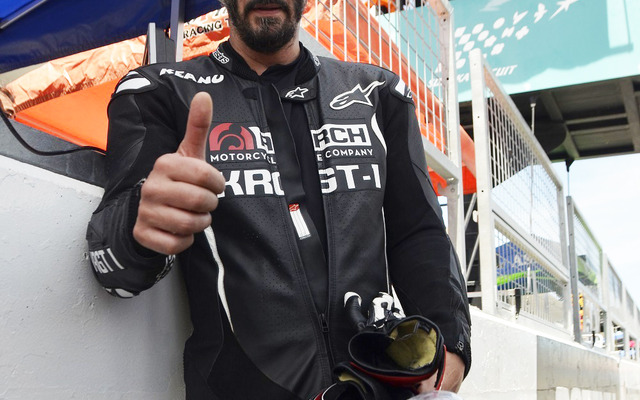 鈴鹿サーキットをバイクで走るキアヌ・リーブス