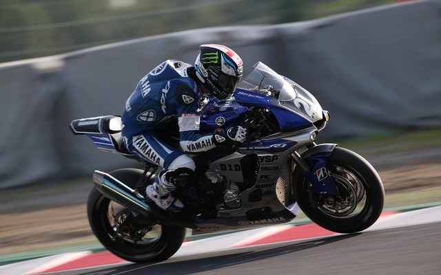 トップを走るNo.21 YAMAHA FACTORY RACING TEAM