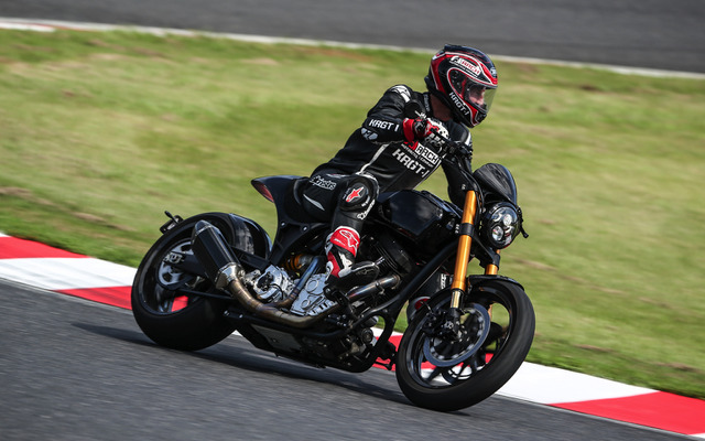 鈴鹿サーキットをバイクで走るキアヌ・リーブス