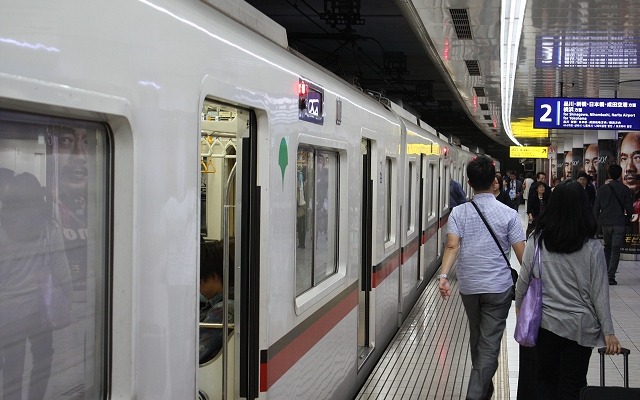 東京都交通局と京急は都営地下鉄～羽田空港間の往復割引切符を発売する。写真は京急の羽田空港国内線ターミナル駅に到着した、都営浅草線からの直通列車。