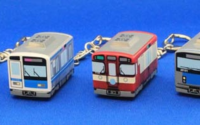 西武鉄道の「走る！電車型キーホルダー」。8月22日に「電車夏まつり」で先行発売する。