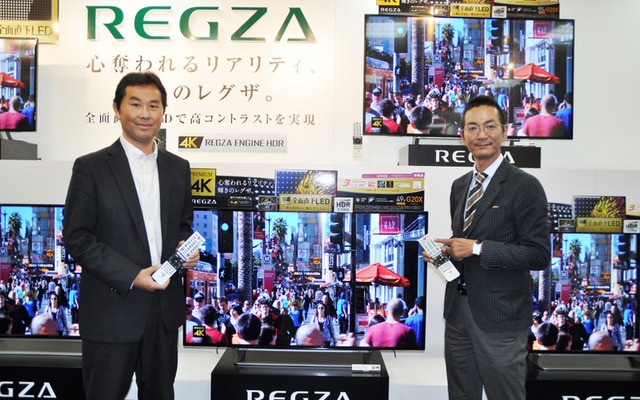 インタビューにこたえる、東芝ライフスタイルで“レグザ”の商品企画を担当する本村裕史氏（写真右）とVODやクラウドサービスを担当する毛塚英夫氏（写真左）