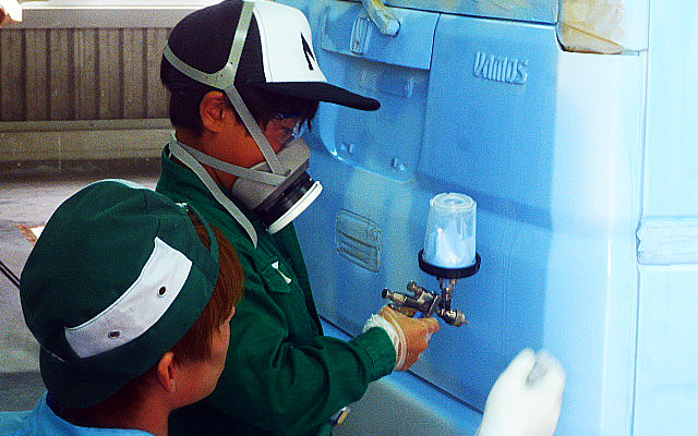 スプレーガン片手に水性塗料をクルマにシューッ（宇都宮市やBASFジャパンなどによる塗装・板金イベント、7月29日、ホンダボディサービス栃木にて）