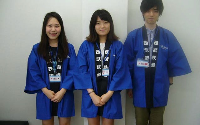 訪日客の案内を行う外国人留学生。8月1日から西武新宿駅に配置される。