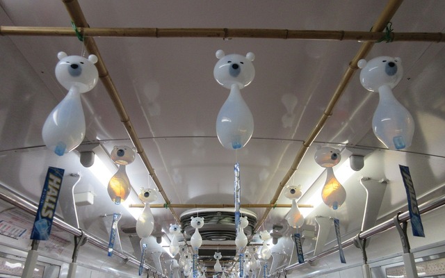上毛電鉄「白熊風鈴電車」の車内。シロクマを模した風鈴が天井からつり下げられている。