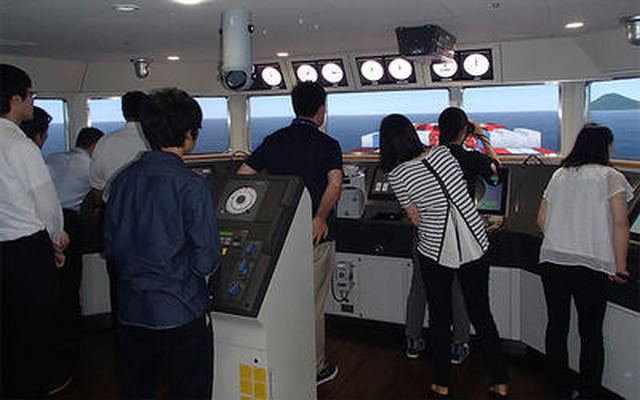 日本海洋科学での操船シミュレーター体験の様子