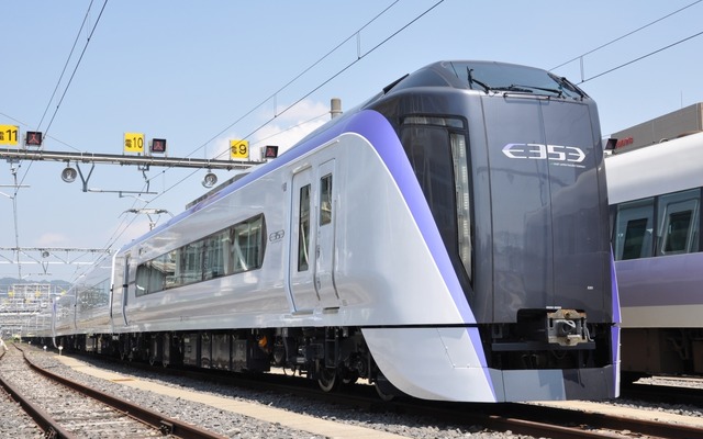 JR東日本が中央線の特急用として開発した新型電車E353系の報道公開が松本車両センターで行われた