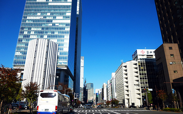 東京駅に近い鍛冶橋交差点付近。この交差点付近に京葉線地下ホームへと続く階段がある